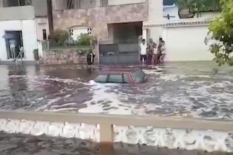 Rio transborda durante chuva e deixa ruas alagadas em Andaraí