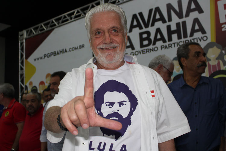 Rui Costa e Jaques Wagner comandam coro de 'Lula Livre' em Brumado