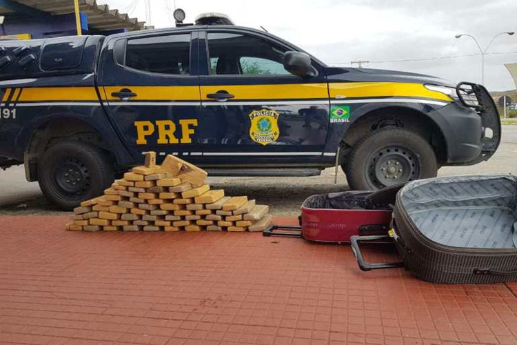 Jequié: Mulher é presa após ser flagrada com 50 kg de maconha em ônibus de viagem