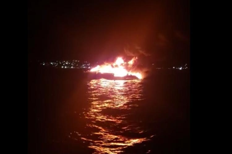Lancha com oito passageiros pega fogo na Ilha de Itaparica