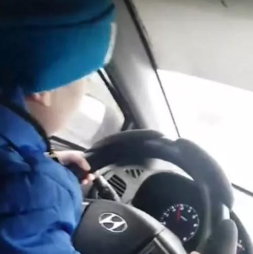 Mãe compartilha vídeo de filho de 6 anos dirigindo a 100 km/h