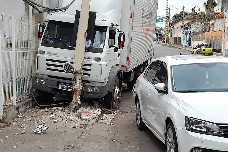 Brumado: Caminhão baú descontrolado colide contra carro, placas de sinalização e poste