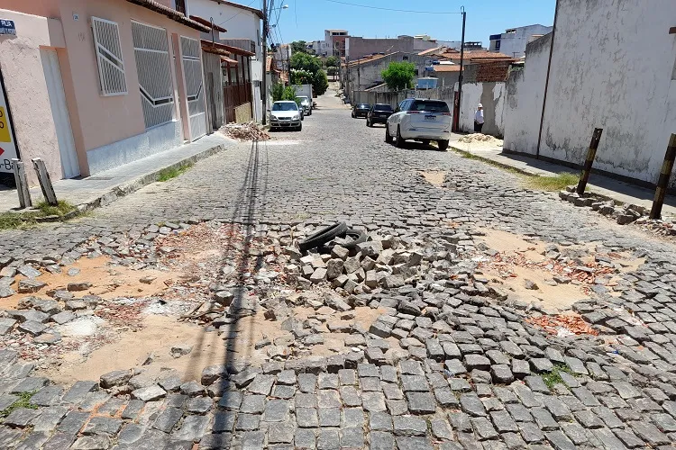 Travessa Moreira e Rua Barão de Macaúbas continuam esburacadas em Brumado