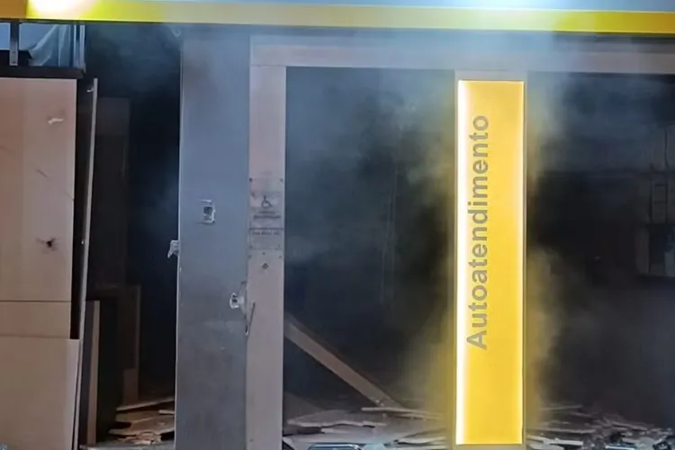 Quadrilha explode caixas eletrônicos de banco e atacam pelotão da PM em Cafarnaum