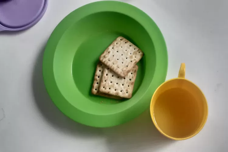 Crianças recebem três bolachas e um copo de suco como merenda em Maetinga, diz APLB