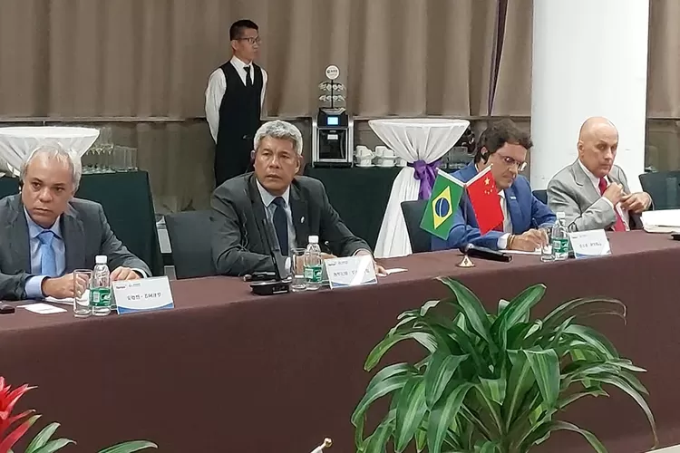 Em viagem à China, governador da Bahia visita empresas de tecnologia e aviação