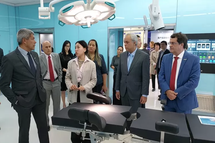 Em viagem à China, governador da Bahia visita empresas de tecnologia e aviação