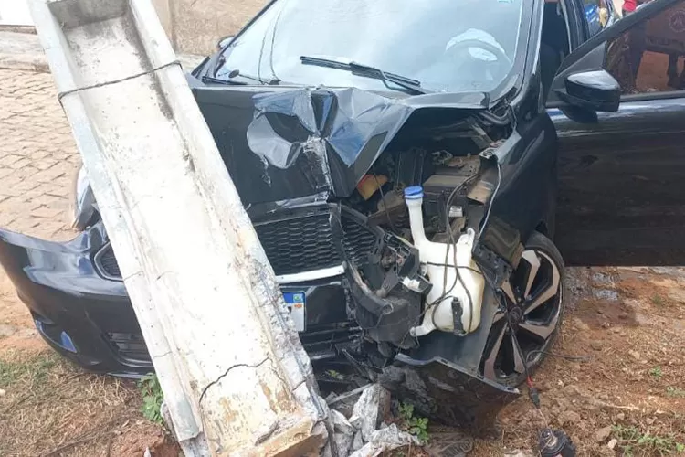 Brumado: Motorista perde controle de direção, colide carro em poste e deixa bairros sem energia