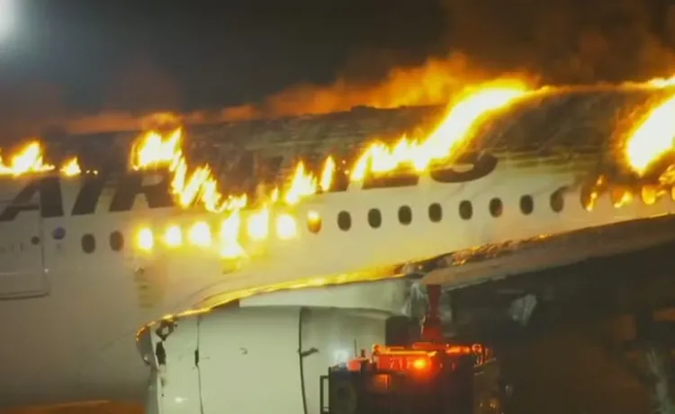 Avião em Tóquio com 379 pessoas pega fogo e 5 pessoas morrem