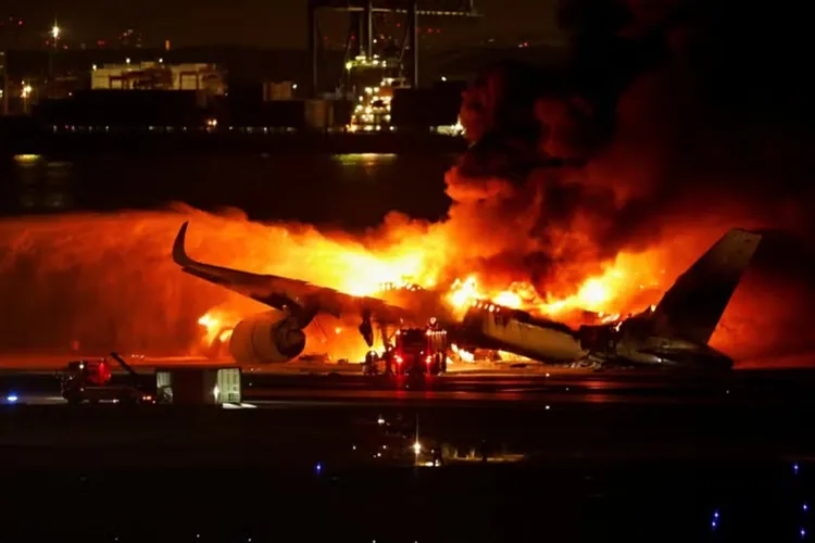 Avião em Tóquio com 379 pessoas pega fogo e 5 pessoas morrem
