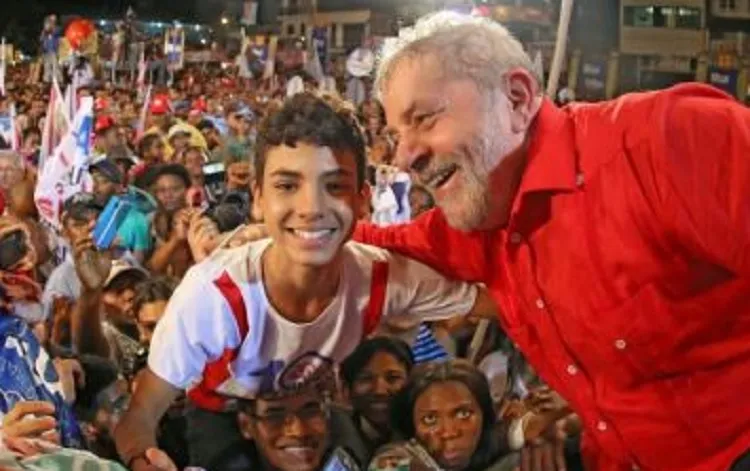 Deputado bolsonarista quer proibir Lula de usar vermelho