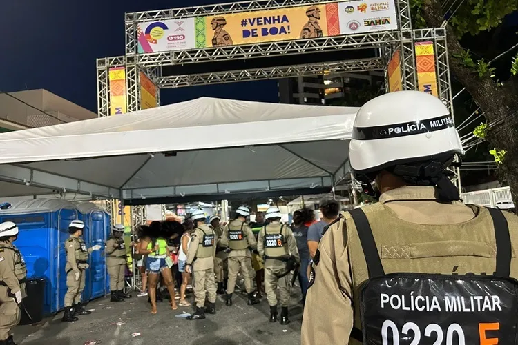 Policial militar tem arma furtada durante patrulhamento no carnaval de Salvador