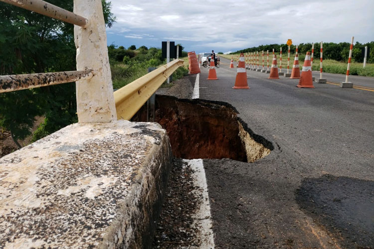 Parte da BA-148 é interditada entre Brumado e Dom Basílio após enxurrada carregar pedaço da rodovia