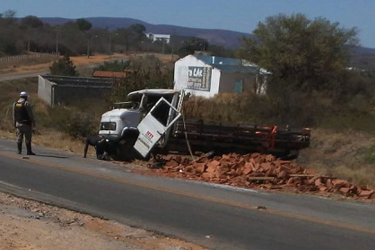Brumado: Caminhão carregado com blocos tomba na BR-030 e motorista é socorrido pelo Samu 192