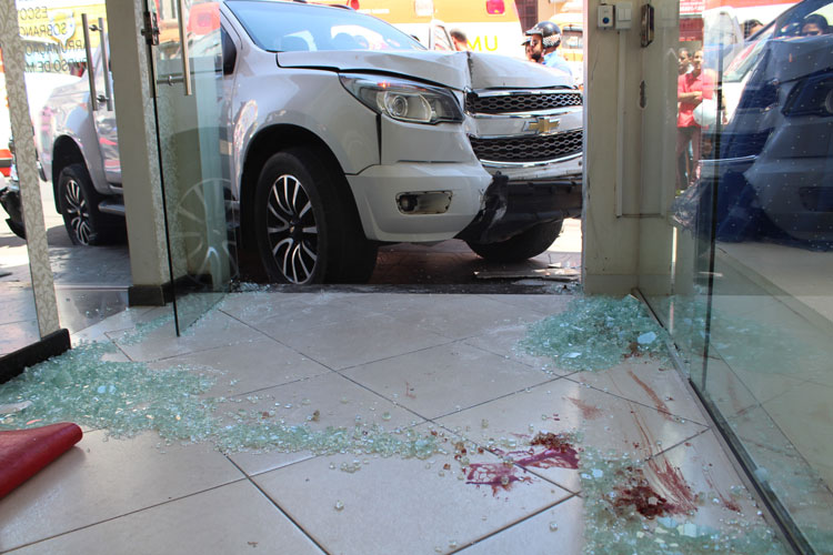 Vítima relata drama ao ser arremessada por carro contra vidraçaria de loja no centro de Brumado