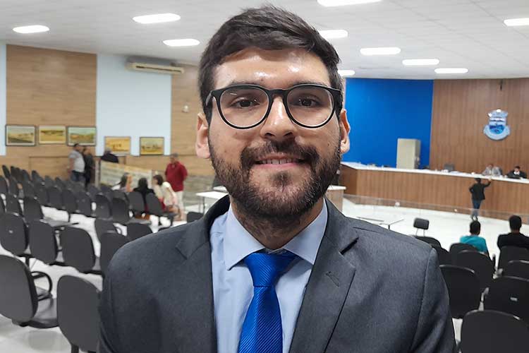 Brumado: João Vasconcelos explica mudança no voto para remanejamento do orçamento