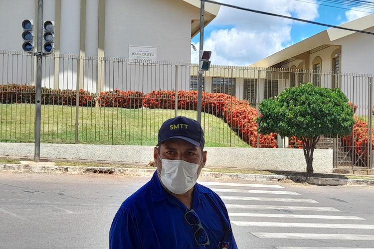 Após uma semana, semáforo da Avenida João Paulo I continua inativo em Brumado