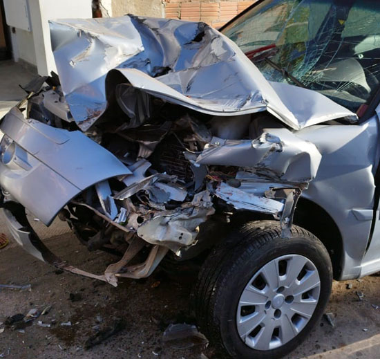Veículo de passeio fica destruído após colidir com caminhão baú em Guanambi
