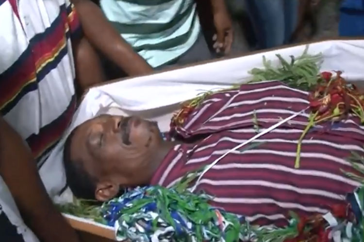 Homem vira 'defunto por um dia' para enterrar ano velho na Bahia