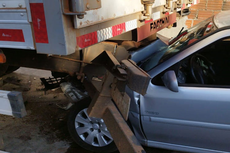 Veículo de passeio fica destruído após colidir com caminhão baú em Guanambi