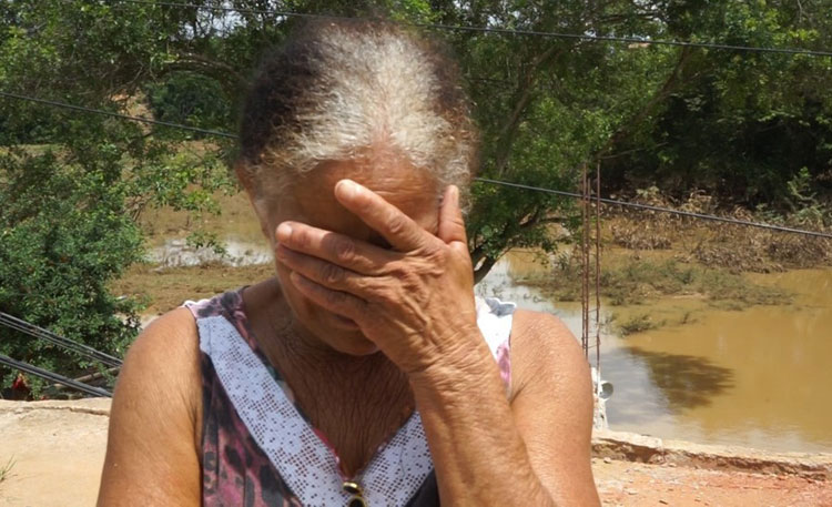 Desabrigada por causa da chuva em Itamaraju chora após tragédia: 'minha casa está caindo'