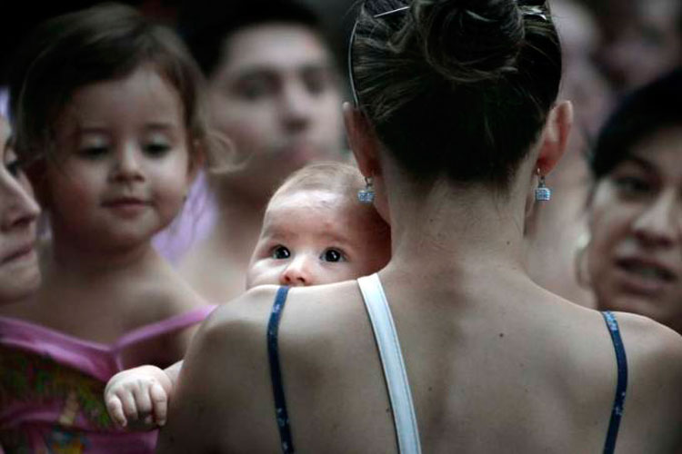 INSS atrasa liberação de licença-maternidade para 110 mil mães