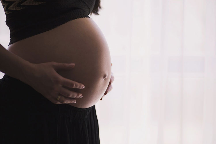 Ar poluído eleva risco de aborto espontâneo, diz estudo