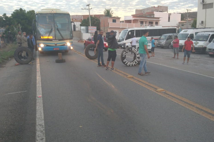 Contra lei do governo Jair Bolsonaro, motoristas do transporte alternativo protestam em Brumado