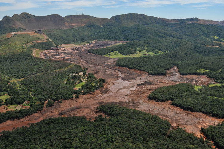 Chega a 233 número de mortos identificados após tragédia com barragem em Brumadinho