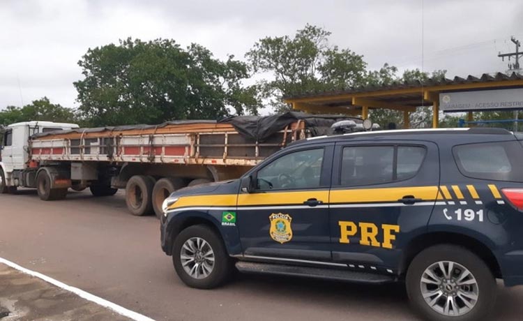 Senhor do Bonfim: Motorista de carreta é detido após ser flagrado com carga ilegal de madeira