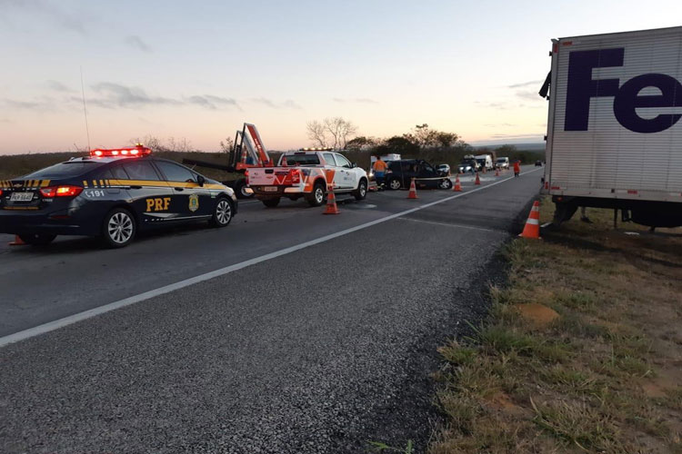 BR-116: Duas pessoas morrem em batida entre carro e caminhão no sudoeste da Bahia
