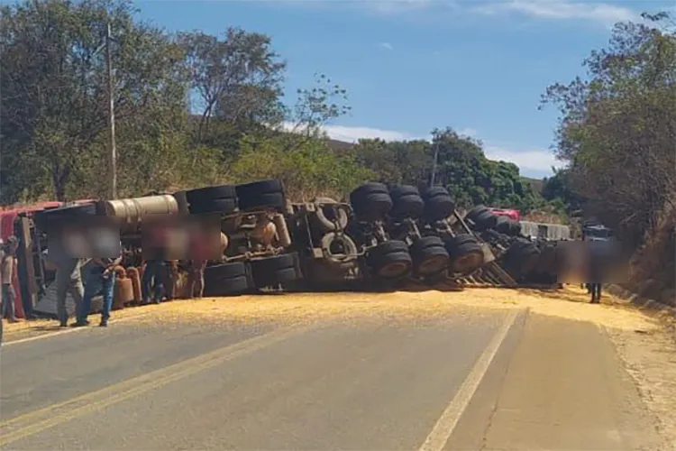 Caetité: Tombamento de carreta carregada com milho interdita BR-030 por mais de 6h