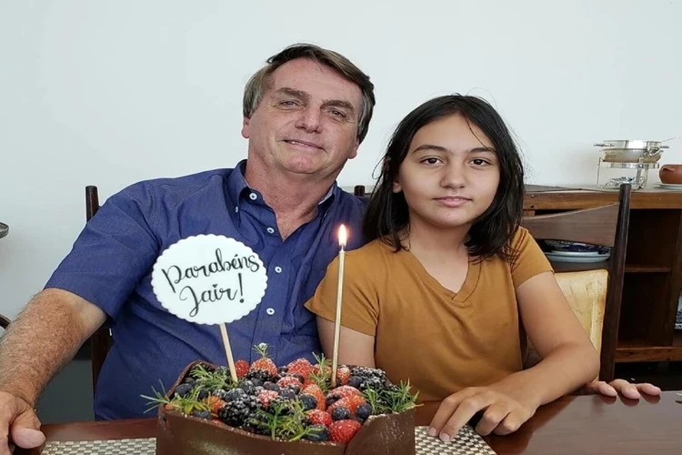 Filha caçula de Jair Bolsonaro passa por cirurgia de cinco horas