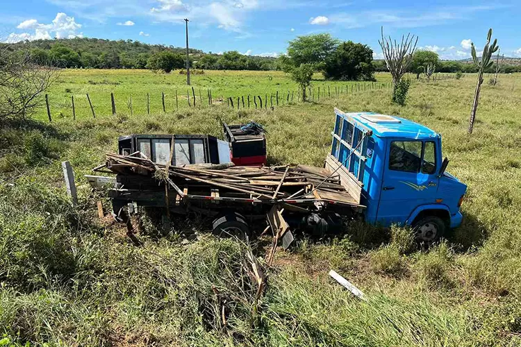 BA-142: Caminhão tomba entre os municípios de Anagé e Tanhaçu