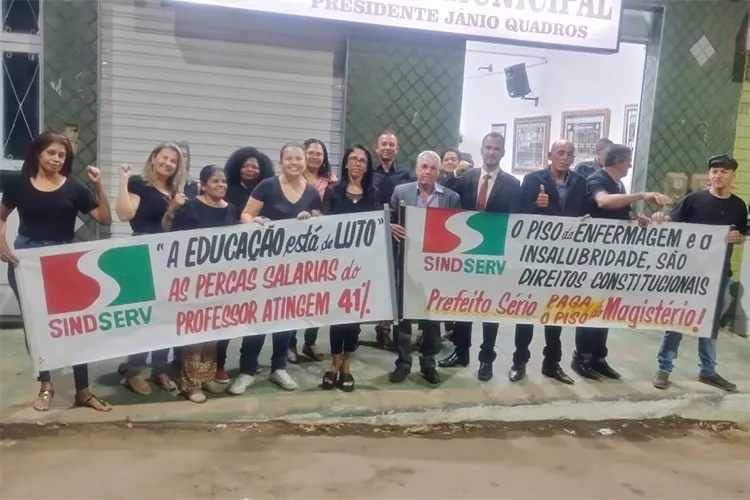 Vestidos de preto, professores protestam na Câmara de Presidente Jânio Quadros