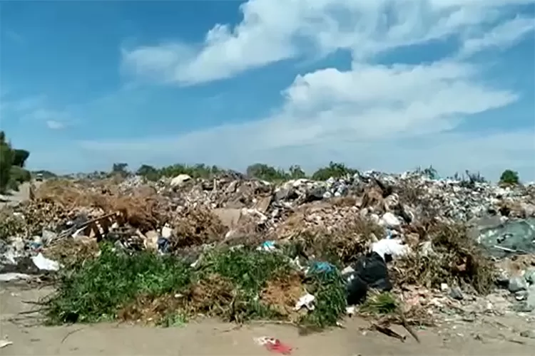 Caixões descartados comprova situação caótica do Aterro Controlado de Guanambi