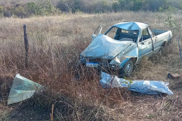 Casal morre e quatro ficam feridos após veículo capotar na BA-263 em Sebastião Laranjeiras