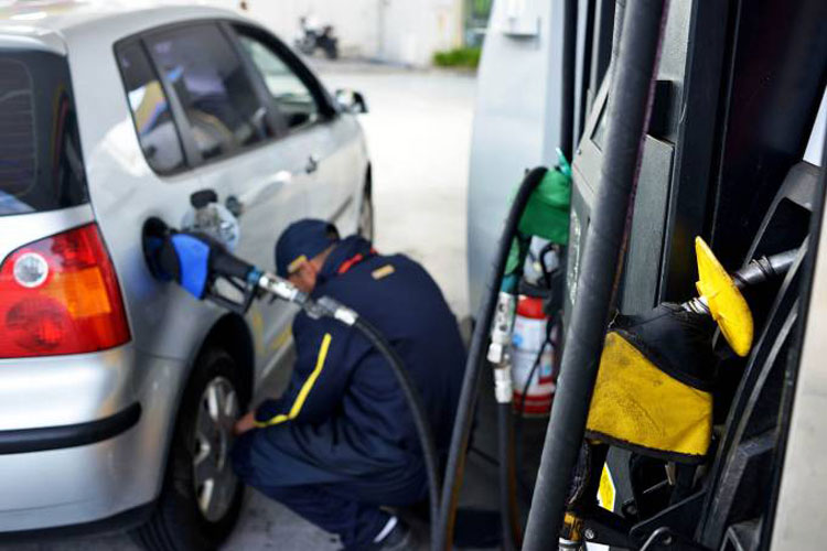 Petrobras reduz preço da gasolina na refinaria; é a 10ª vez no mês