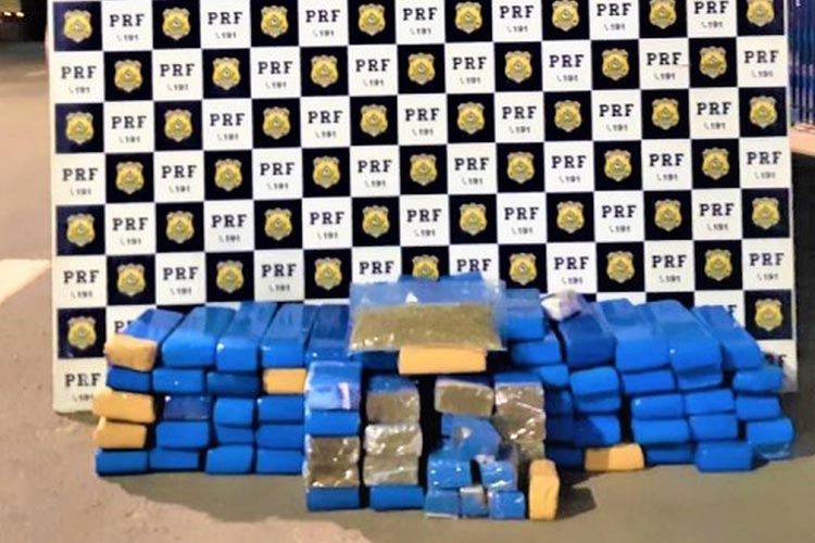 Barreiras: Três são presos e 100 Kg de maconha apreendidos em carro na BR-242