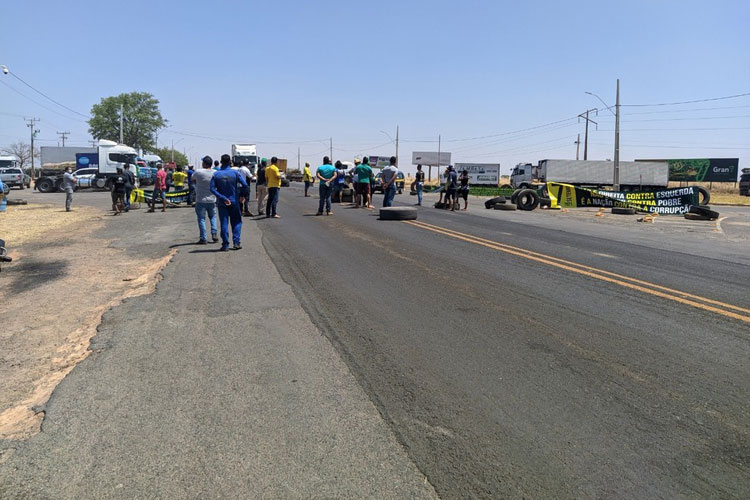 Caminhoneiros realizam protestos em trechos da BR-242 na região oeste da Bahia