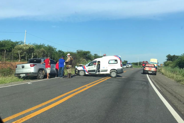 Ambulância de Malhada de Pedras se envolve em acidente na BR-030