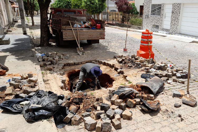 Brumado: Moradores pagam conserto de esgoto estourado e sinalizam buraco com cruz de CD