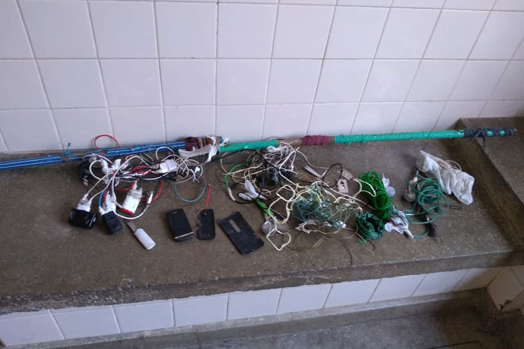 Polícia encontra celular, carregadores, faca e diversos objetos cortantes na cadeia de Brumado