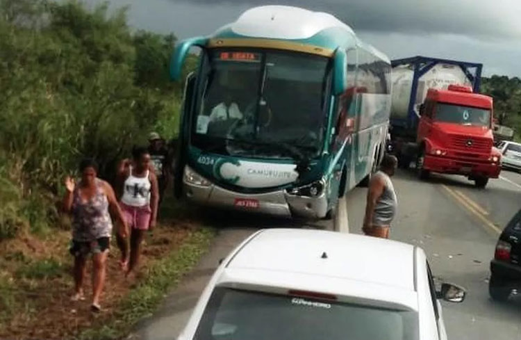 Quatro pessoas morrem em acidente entre ônibus e caminhão na BR-101 no Recôncavo Baiano