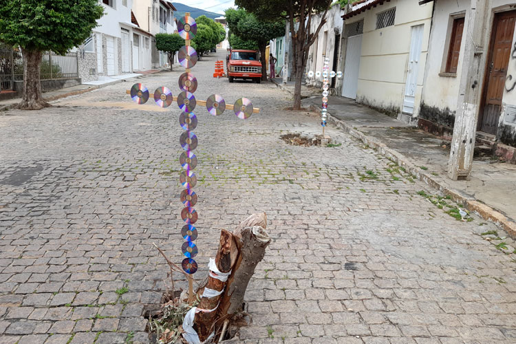 Brumado: Moradores pagam conserto de esgoto estourado e sinalizam buraco com cruz de CD