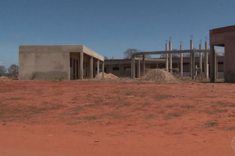 Obra de escola que custou mais de R$ 1 milhão está abandonada há 2 anos em Anagé