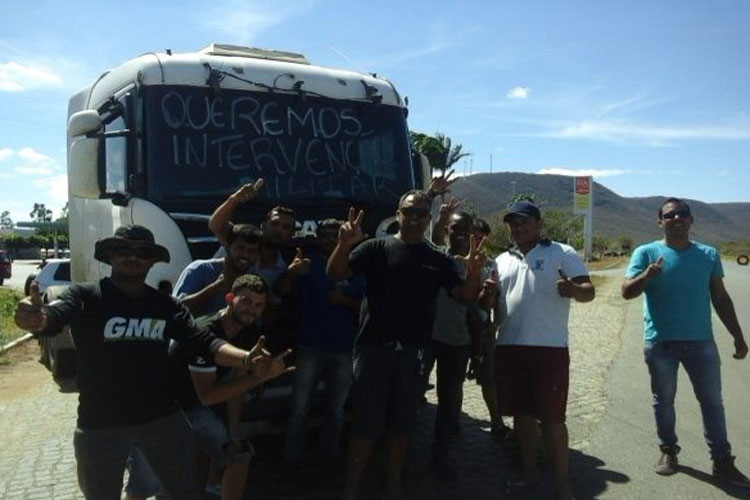 Guanambi: Caminhoneiros bloqueiam BR-030 contra aumento de combustíveis