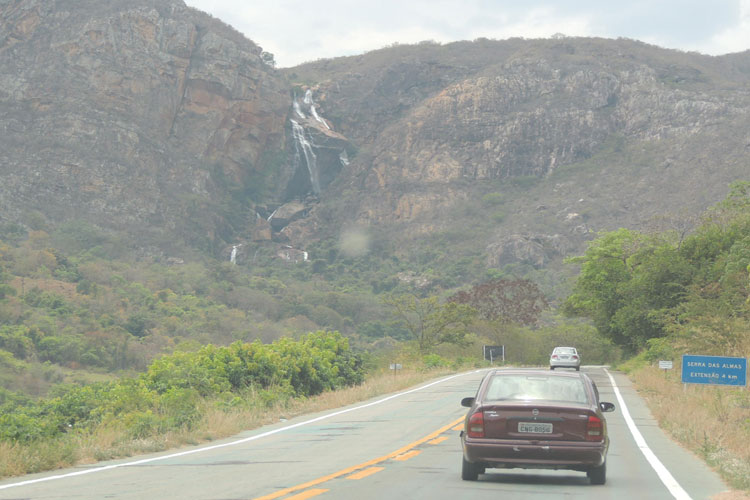 Livramento: Dnocs faz alerta de risco a turistas que frequentam a Cachoeira Véu de Noiva