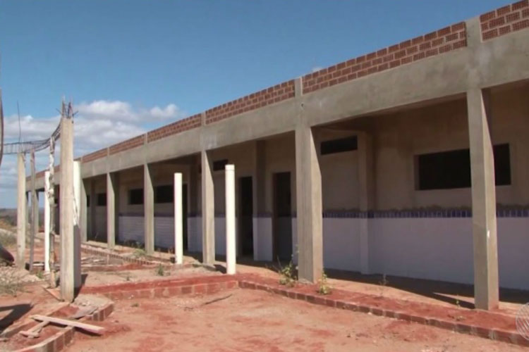 Obra de escola que custou mais de R$ 1 milhão está abandonada há 2 anos em Anagé