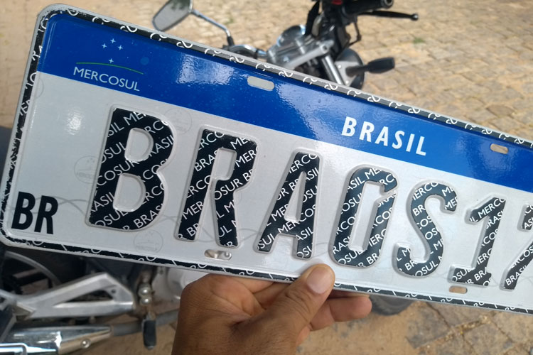 Detran ignora ação judicial para suspensão da placa Mercosul na Bahia